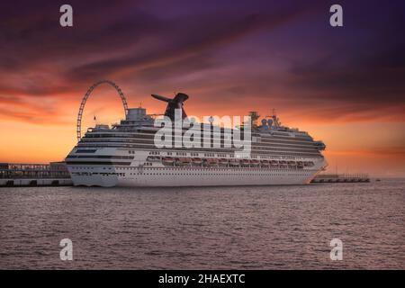 Kreuzfahrtschiff vor Anker am Marina Beach in der Nähe der Palm Jumaira Insel. Carnival Cruise Lines. Carnival Splendor-Schiff Stockfoto