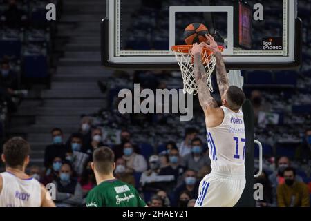 Madrid, Spanien. 12th Dez 2021. Vincent Poirier (R) während des Real Madrid Sieges gegen Unicaja Málaga (79 - 74) in der Liga Endesa regulären Saison (Tag 13), die in Madrid (Spanien) im Wizink Center gefeiert wurde. Dezember 12th 2021. (Foto von Juan Carlos García Mate/Pacific Press) Quelle: Pacific Press Media Production Corp./Alamy Live News Stockfoto