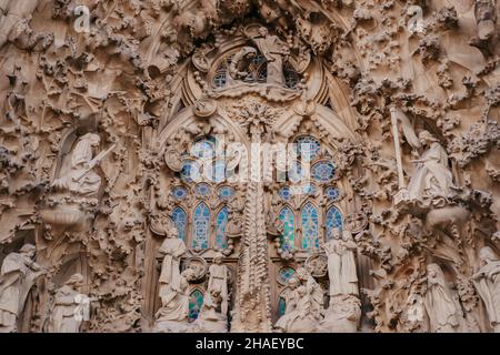 Dezember 2021 - Barcelona Spanien. Gaudis Meisterwerk - die Basilika Sagrada Familia. UNESCO-Weltkulturerbe. Blick auf den Außenbereich, beeindruckende Fassade. Stockfoto