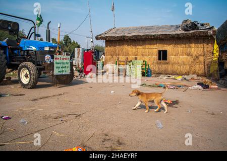 Delhi, Delhi, Indien. 12th Dez 2021. Indische Bauern verlassen am Samstag, den 12. Dezember 2021, die Singhu-Grenze am Stadtrand von Neu-Delhi, Indien, und kehren in ihre Heimat zurück, nachdem die Zentralregierung ihren Forderungen zugestimmt hatte, einschließlich der Versicherungen, garantierte Preise für alle Produkte zu berücksichtigen. (Bild: © Mohsin Javed/Pacific Press via ZUMA Press Wire) Bild: ZUMA Press, Inc./Alamy Live News Stockfoto