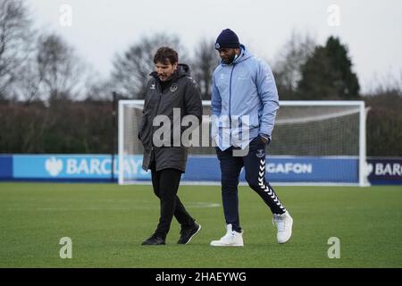 Liverpool, Großbritannien. 12th Dez 2021. Liverpool, England, Dezember 12t Jean-Luc Vasseur (Everton Manager) nach dem Barclays FA Womens Super League Spiel zwischen Everton und West Ham United im Walton Hall Park in Liverpool, England Natalie Mincher/SPP Credit: SPP Sport Press Photo. /Alamy Live News Stockfoto