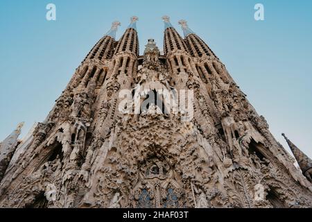 Dezember 2021 - Barcelona Spanien. Gaudis Meisterwerk - die Basilika Sagrada Familia. UNESCO-Weltkulturerbe. Blick auf den Außenbereich, beeindruckende Fassade. Stockfoto