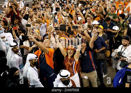 Abu Dhabi. 12th. Dezember 2021. Verstappen Fans während des Formel 1 Etihad Airways Abu Dhabi Grand Prix 2021, 22th Runde der FIA Formel 1 Weltmeisterschaft 2021 vom 10. Bis 12. Dezember 2021 auf dem Yas Marina Circuit, in Yas Island, Abu Dhabi - Foto DPPI Stockfoto