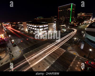 Die Lichter der Autos erhellen nachts die Straßen von Boise Stockfoto