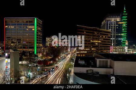 Nachtleben in Boise Idaho mit Autoleuchten und Gebäudetraktionen Stockfoto