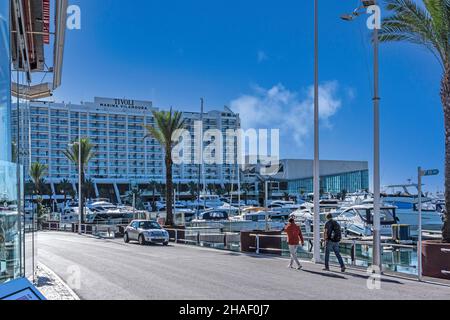 Das Hafengebiet in Vilamoura, Portugal mit dem 5-Sterne-Hotel Tivoli im Hintergrund. Stockfoto
