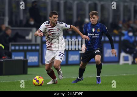 Mailand, Italien, 12th. Dezember 2021. Alberto Grassi von Cagliari und Nicolo Barella vom FC Internazionale während des Spiels der Serie A bei Giuseppe Meazza, Mailand. Bildnachweis sollte lauten: Jonathan Moscrop / Sportimage Kredit: Sportimage/Alamy Live News Stockfoto