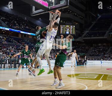 Madrid, Madrid, Spanien. 12th Dez 2021. Vincent Poirier (C) während des Real Madrid Sieges gegen Unicaja MÃlaga (79 - 74) in der Liga Endesa regulären Saison (Tag 13), die im Wizink Center in Madrid (Spanien) gefeiert wurde. Dezember 12th 2021. (Bild: © Juan Carlos GarcÃ-A Mate/Pacific Press via ZUMA Press Wire) Stockfoto