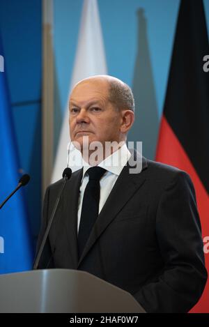 Warschau, Warschau, Polen. 12th Dez 2021. Bundeskanzler Olaf Scholz wird bei einer Pressekonferenz im Kanzleramt des Premierministers am 12. Dezember 2021 in Warschau, Polen, gesehen. Der neu vereidigte deutsche Bundeskanzler Olaf Scholz besuchte Warschau zum ersten Mal als Kanzler, um mit dem polnischen Ministerpräsidenten Mateusz Morawiecki unter anderem über EU-Angelegenheiten, Migrationskrise und Energiepolitik zu diskutieren. (Bild: © Aleksander Kalka/ZUMA Press Wire) Stockfoto