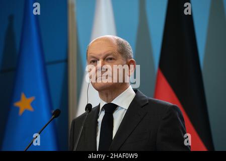 Warschau, Warschau, Polen. 12th Dez 2021. Bundeskanzler Olaf Scholz wird bei einer Pressekonferenz im Kanzleramt des Premierministers am 12. Dezember 2021 in Warschau, Polen, gesehen. Der neu vereidigte deutsche Bundeskanzler Olaf Scholz besuchte Warschau zum ersten Mal als Kanzler, um mit dem polnischen Ministerpräsidenten Mateusz Morawiecki unter anderem über EU-Angelegenheiten, Migrationskrise und Energiepolitik zu diskutieren. (Bild: © Aleksander Kalka/ZUMA Press Wire) Stockfoto