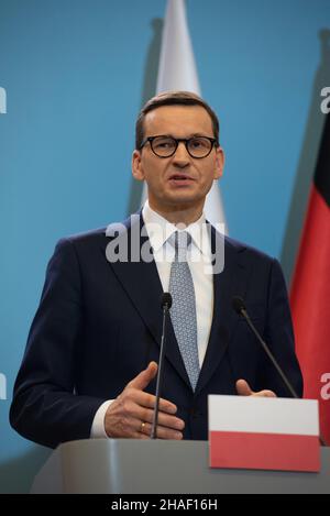 Warschau, Warschau, Polen. 12th Dez 2021. Der polnische Premierminister Mateusz Morawiecki spricht bei einer Pressekonferenz, die am 12. Dezember 2021 in Warschau, Polen, im Kanzleramt des Premierministers stattfand, an die Presse. Der neu vereidigte deutsche Bundeskanzler Olaf Scholz besuchte Warschau zum ersten Mal als Kanzler, um mit dem polnischen Ministerpräsidenten Mateusz Morawiecki unter anderem über EU-Angelegenheiten, Migrationskrise und Energiepolitik zu diskutieren. (Bild: © Aleksander Kalka/ZUMA Press Wire) Stockfoto