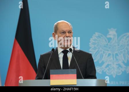 Warschau, Warschau, Polen. 12th Dez 2021. Bundeskanzler Olaf Scholz spricht bei einer Pressekonferenz im Kanzleramt des Premierministers am 12. Dezember 2021 in Warschau, Polen, an die Presse. Der neu vereidigte deutsche Bundeskanzler Olaf Scholz besuchte Warschau zum ersten Mal als Kanzler, um mit dem polnischen Ministerpräsidenten Mateusz Morawiecki unter anderem über EU-Angelegenheiten, Migrationskrise und Energiepolitik zu diskutieren. (Bild: © Aleksander Kalka/ZUMA Press Wire) Stockfoto