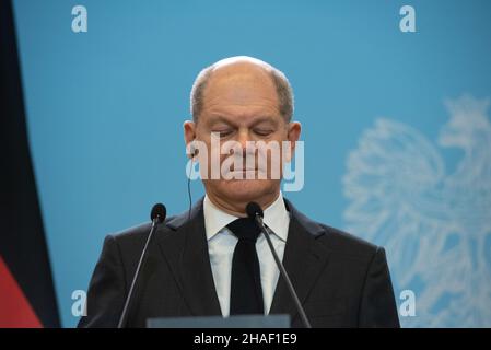 Warschau, Warschau, Polen. 12th Dez 2021. Bundeskanzler Olaf Scholz wird bei einer Pressekonferenz im Kanzleramt des Premierministers am 12. Dezember 2021 in Warschau, Polen, gesehen. Der neu vereidigte deutsche Bundeskanzler Olaf Scholz besuchte Warschau zum ersten Mal als Kanzler, um mit dem polnischen Ministerpräsidenten Mateusz Morawiecki unter anderem über EU-Angelegenheiten, Migrationskrise und Energiepolitik zu diskutieren. (Bild: © Aleksander Kalka/ZUMA Press Wire) Stockfoto