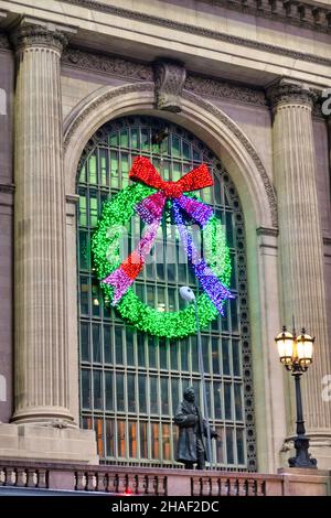 In der Weihnachtszeit, New York City, USA 2021, ziert der Festtagskranz die Vorderseite des Grand Central Terminals Stockfoto