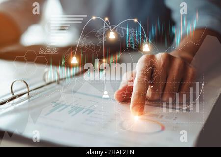 Nahaufnahme Geschäftsmann Hand zeigt auf finanzielle Papiere mit finanziellen Netzwerk-Diagramm. FinTech, Kryptowährung, defi, Einsatz, Blockkette, Digital Stockfoto