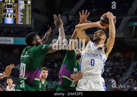 Madrid, Madrid, Spanien. 12th Dez 2021. Nigel Williams-Goss (R) während des Real Madrid Sieges gegen Unicaja MÃlaga (79 - 74) in der Liga Endesa regulären Saison (Tag 13), die in Madrid (Spanien) im Wizink Center gefeiert wurde. Dezember 12th 2021. (Bild: © Juan Carlos GarcÃ-A Mate/Pacific Press via ZUMA Press Wire) Stockfoto