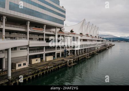 Canada Place ist ein Gebäude an der Burrard Inlet Uferpromenade von Vancouver, Britisch-Kolumbien. Es ist die Heimat von Vancouver Convention Centre, Stockfoto