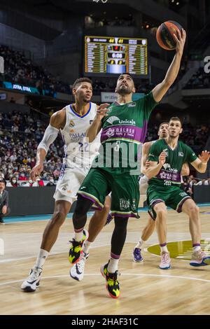 Madrid, Madrid, Spanien. 12th Dez 2021. Jaime FernÃndez (R) und Edy Tavares (R) während des Real Madrid Sieges gegen Unicaja MÃlaga (79 - 74) in der Liga Endesa regulären Saison (Tag 13), die in Madrid (Spanien) im Wizink Center gefeiert wurde. Dezember 12th 2021. (Bild: © Juan Carlos GarcÃ-A Mate/Pacific Press via ZUMA Press Wire) Stockfoto