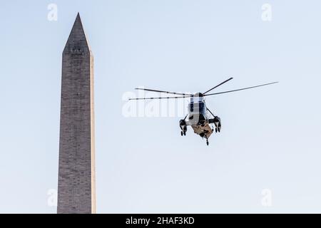 Washington, Usa. 12th Dez 2021. President und First Lady fliegen in der Nähe des Washington Monument auf ihrem Weg zum Weißen Haus über Marine One. Kredit: SOPA Images Limited/Alamy Live Nachrichten Stockfoto