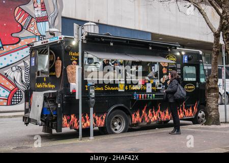 Frau, die von einem Food Truck im Freien in vancouver bestellt Stockfoto