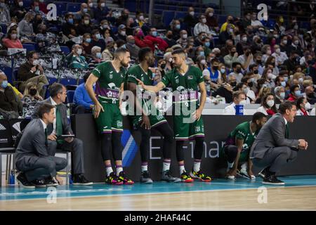 Madrid, Madrid, Spanien. 12th Dez 2021. Unicaja Spieler während des Real Madrid Sieges gegen Unicaja MÃlaga (79 - 74) in der Liga Endesa regulären Saison (Tag 13) gefeiert in Madrid (Spanien) im Wizink Center. Dezember 12th 2021. (Bild: © Juan Carlos GarcÃ-A Mate/Pacific Press via ZUMA Press Wire) Stockfoto