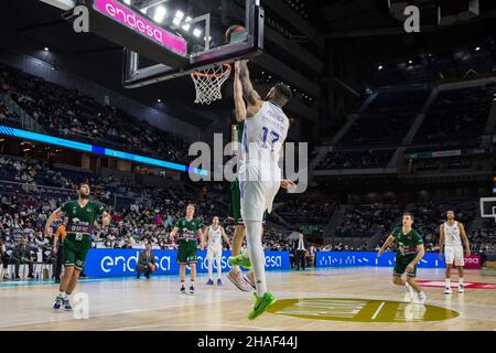 Madrid, Madrid, Spanien. 12th Dez 2021. Vincent Poirier (C) während des Real Madrid Sieges gegen Unicaja MÃlaga (79 - 74) in der Liga Endesa regulären Saison (Tag 13), die im Wizink Center in Madrid (Spanien) gefeiert wurde. Dezember 12th 2021. (Bild: © Juan Carlos GarcÃ-A Mate/Pacific Press via ZUMA Press Wire) Stockfoto