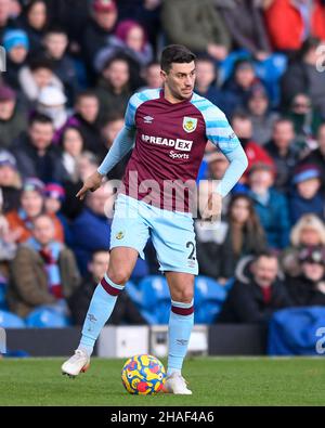 Burnley, Großbritannien. 12th Dez 2021. Matthew Lowton #2 von Burnley mit dem Ball in Burnley, Großbritannien am 12/12/2021. (Foto von Simon Whitehead/News Images/Sipa USA) Quelle: SIPA USA/Alamy Live News Stockfoto