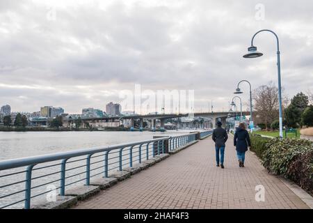 Spaziergang entlang des falschen Baches mit Blick auf die cambie Bridge vancouver bc kanada Stockfoto