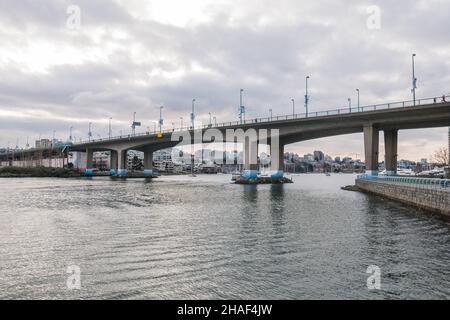 Die Cambie Bridge ist eine symmetrische, aus vorgefertigter Stahlkonstruktion gefertigte, sechsspurige Trägerbrücke mit variierender Tiefe, die False Creek in Vancouver, British Columbia, überspannt. Stockfoto