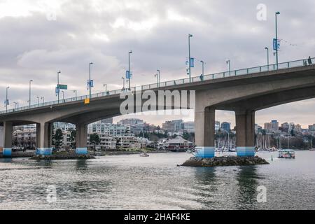 Die Cambie Bridge ist eine symmetrische, aus vorgefertigter Stahlkonstruktion gefertigte, sechsspurige Trägerbrücke mit variierender Tiefe, die False Creek in Vancouver, British Columbia, überspannt. Stockfoto