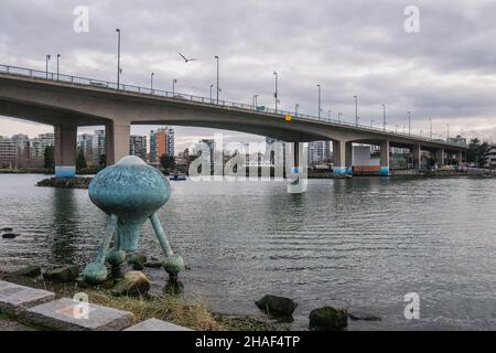 Die Cambie Bridge ist eine symmetrische, aus vorgefertigter Stahlkonstruktion gefertigte, sechsspurige Trägerbrücke mit variierender Tiefe, die False Creek in Vancouver, British Columbia, überspannt. Stockfoto