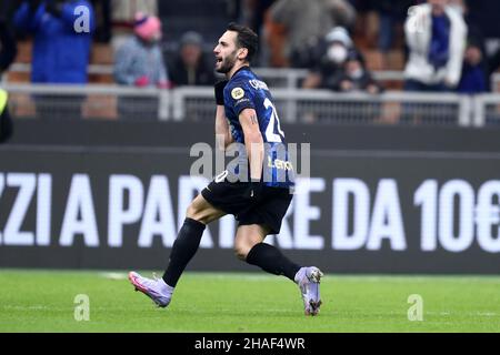 Mailand, Italien. 12th Dez 2021. Hakan Calhanoglu vom FC Internazionale die Serie Ein Spiel zwischen dem FC Internazionale und Cagliari Calcio im Stadio Giuseppe Meazza am 12. Dezember 2021 in Mailand, Italien. Quelle: Marco Canoniero/Alamy Live News Stockfoto