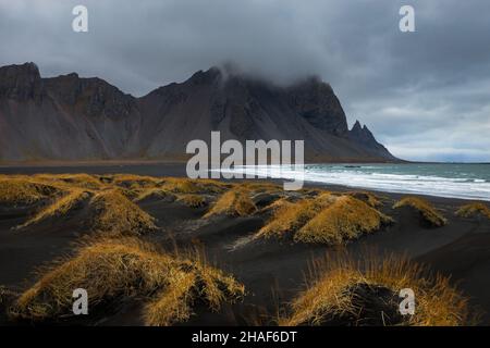 Vestrahorn Berg und schwarzer Sandstrand in stokksnes Halbinsel Island Stockfoto