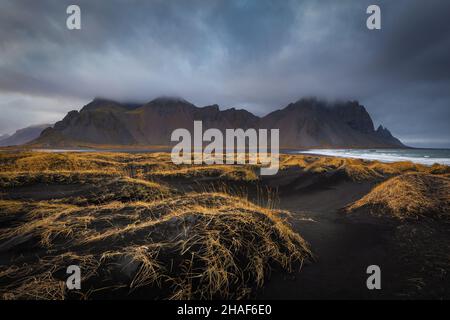 Vestrahorn Berg und schwarzer Sandstrand in stokksnes Halbinsel Island Stockfoto