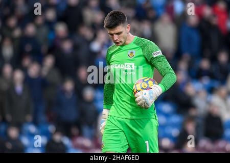 Burnley, Großbritannien. 12th Dez 2021. Nick Pope #1 von Burnley mit dem Ball in Burnley, Großbritannien am 12/12/2021. (Foto von Simon Whitehead/News Images/Sipa USA) Quelle: SIPA USA/Alamy Live News Stockfoto