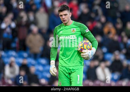 Burnley, Großbritannien. 12th Dez 2021. Nick Pope #1 von Burnley mit dem Ball in Burnley, Großbritannien am 12/12/2021. (Foto von Simon Whitehead/News Images/Sipa USA) Quelle: SIPA USA/Alamy Live News Stockfoto