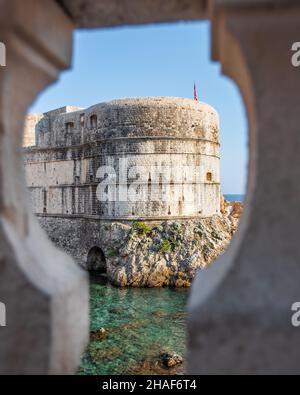 Fort Bokar, eine große Festung am Meer aus dem 15th. Jahrhundert, die sich etwas außerhalb der ummauerten Stadt Dubrovnik, der Hauptstadt Kroatiens, befindet. Stockfoto
