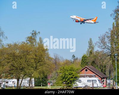 Ein Easyjet-Flugzeug, das vom Flughafen Gatwick abfliegt und über den Gatwick Caravan Park fliegt. Stockfoto