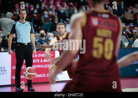 Venedig, Italien. 12th Dez 2021. Michael Bramos (Umana Reyer Venezia) während Umana Reyer Venezia gegen Banco di Sardegna Sassari, Italienische Basketball A Serie Championship in Venedig, Italien, Dezember 12 2021 Kredit: Unabhängige Fotoagentur/Alamy Live Nachrichten Stockfoto