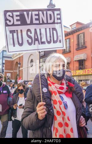 Madrid, Spanien. 12th Dez 2021. Ein Protestler hält ein Plakat mit der Aufschrift, dass Ihre Gesundheit während der Demonstration in der Atocha-Straße verkauft wird.Gesundheitsorganisationen forderten mit der Initiative 'Save Primary Care' einen Protest zur Verteidigung der öffentlichen Gesundheitsversorgung, sie forderten auch die Verbesserung der Gesundheitsdienste. (Foto: Atilano Garcia/SOPA Images/Sipa USA) Quelle: SIPA USA/Alamy Live News Stockfoto