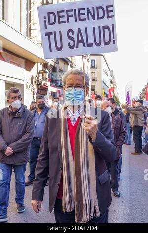 Madrid, Spanien. 12th Dez 2021. Ein Protestler hält während der Demonstration in der Atocha-Straße ein Plakat mit der Aufschrift „Defend Your Health“.Gesundheitsorganisationen forderten mit der Initiative „Save Primary Care“ einen Protest zur Verteidigung der öffentlichen Gesundheitsversorgung, forderten aber auch die Verbesserung der Gesundheitsversorgung. (Foto: Atilano Garcia/SOPA Images/Sipa USA) Quelle: SIPA USA/Alamy Live News Stockfoto