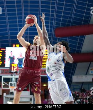 Venedig, Italien. 12th Dez 2021. Michael Bramos (Umana Reyer Venezia) und Jason Burnell (Banco di Sardegna Sassari) während Umana Reyer Venezia gegen Banco di Sardegna Sassari, Italienische Basketball A Serie Championship in Venedig, Italien, Dezember 12 2021 Credit: Independent Photo Agency/Alamy Live News Stockfoto