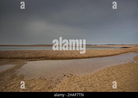 Ein wolkig gegerter Himmel über dem Pagham Harbour Nature Reserve, in der Nähe von Bognor Regis, West Sussex, Großbritannien. Stockfoto