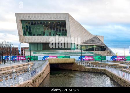 Liverpool, Großbritannien. 12th Dez 2021. G7 Branding und Sicherheitszaun umgeben das Museum of Liverpool, das an diesem Wochenende das Treffen der Außenminister G7 in Liverpool veranstaltete. (Foto von Dave Rushen/SOPA Images/Sipa USA) Quelle: SIPA USA/Alamy Live News Stockfoto