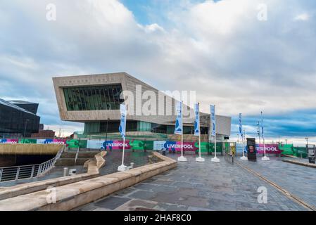 Liverpool, Großbritannien. 12th Dez 2021. G7 Branding und Sicherheitszaun umgeben das Museum of Liverpool, das an diesem Wochenende das Treffen der Außenminister G7 in Liverpool veranstaltete. Kredit: SOPA Images Limited/Alamy Live Nachrichten Stockfoto