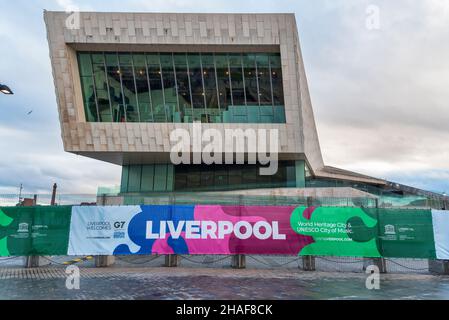 Liverpool, Großbritannien. 12th Dez 2021. G7 Branding und Sicherheitszaun umgeben das Museum of Liverpool, das an diesem Wochenende das Treffen der Außenminister G7 in Liverpool veranstaltete. Kredit: SOPA Images Limited/Alamy Live Nachrichten Stockfoto