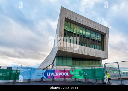 Liverpool, Großbritannien. 12th Dez 2021. G7 Branding und Sicherheitszaun umgeben das Museum of Liverpool, das an diesem Wochenende das Treffen der Außenminister G7 in Liverpool veranstaltete. Kredit: SOPA Images Limited/Alamy Live Nachrichten Stockfoto