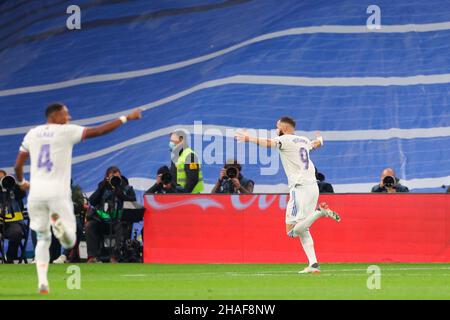 Madrid, Spanien. 12th Dez 2021. Madrid, Spanien; 12.12.2021.- Real Madrid gegen Atletico de Madrid Football Soccer to La Liga Spain Match 17 2021-2022 in Santiago Bernabeu, Madrid. Real Madrid Spieler Benzema Tor Kredit: Juan Carlos Rojas/dpa/Alamy Live News Stockfoto