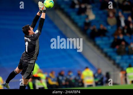 Madrid, Spanien. 12th Dez 2021. Madrid, Spanien; 12.12.2021.- Real Madrid gegen Atletico de Madrid Football Soccer to La Liga Spain Match 17 2021-2022 in Santiago Bernabeu, Madrid. Atlético de Madrid Torhüter Courtois. Quelle: Juan Carlos Rojas/dpa/Alamy Live News Stockfoto