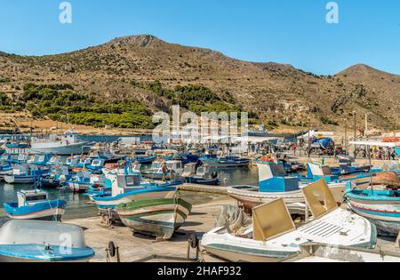 Favignana, Trapani, Italien - 22. September 2016: Blick auf den Hafen der Insel Favignana mit traditionellen Fischerbooten im Mittelmeer. Stockfoto